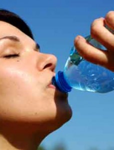 woman drinking water 01 228x300 - 9 σημαντικοί λόγοι για τους οποίους πρέπει να βάλετε το νερό στη ζωή σας!