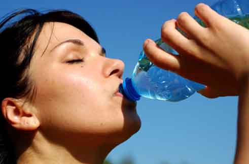 woman drinking water 01 - 9 σημαντικοί λόγοι για τους οποίους πρέπει να βάλετε το νερό στη ζωή σας!