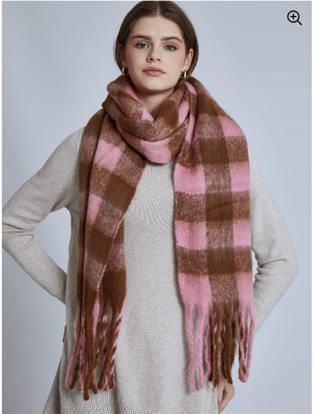xontro kaskol roz kafe 453 x 600 - Πώς να φορέσεις το χοντρό κασκόλ φέτος τον χειμώνα